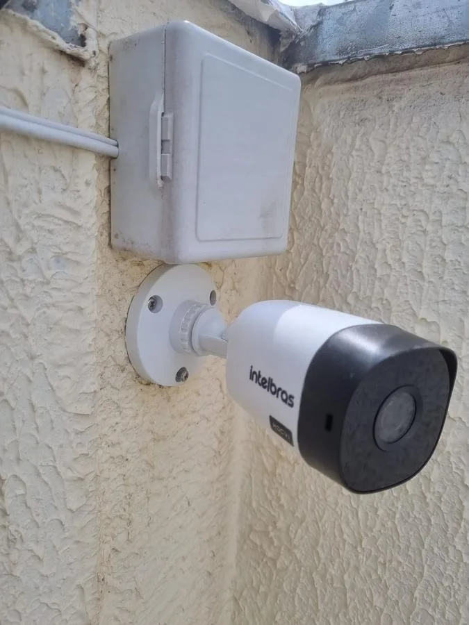Câmera CFTV Intelbras instalada em muro externo